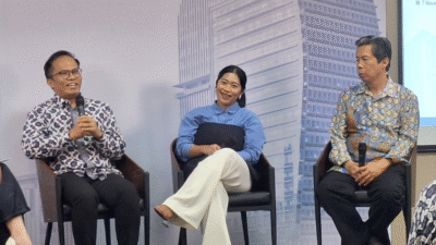 (Kiri ke kanan) Pananda Pasaribu, Head of MBA Program Sampoerna University. Tiffany Adriani, Rectuitment Director Monroe Consulting Group. Susanto Samsudin, Senior Director Business Unit Indonesia dan Asia tenggara Wavin pada Talk pada gelaran Future Leaders Dialoug di Sampoerna Strategis Square pada Jumat (7/11).