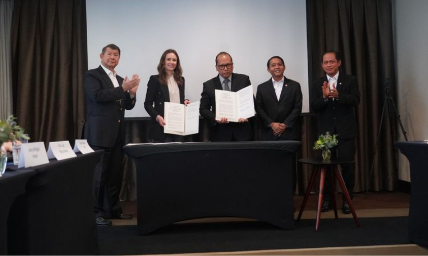 MEnteri Kehutanan lakukan penandatanganan MoU bentuk Pasar Kabon bersama ICVCM pada Jumat (7/11). foto: Website Humas Kementerian Kehutanan