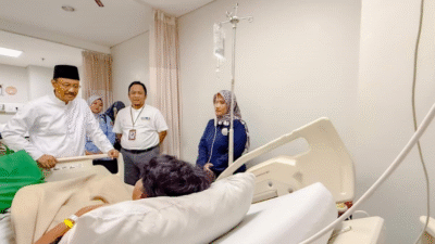 Menteri Sosial, Saifullah Yusuf kunjungi korban ledakan SMAN 72 dan Jamin Biaya Perawatan pada Sabtu (8/11). foto: Website Mensos