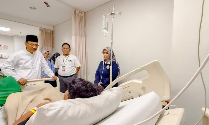 Menteri Sosial, Saifullah Yusuf kunjungi korban ledakan SMAN 72 dan Jamin Biaya Perawatan pada Sabtu (8/11). foto: Website Mensos