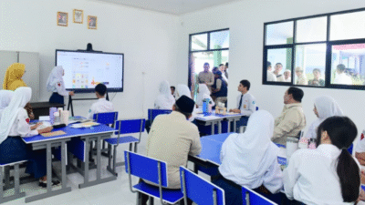 Presiden Prabowo Subianto meninjau pemanfaatan perangkat papan interaktif digital (PID) atau Interactive Flat Panel (IFP) dalam proses pembelajaran di SMPN 4 Kota Bekasi, pada Senin, 17 November 2025, saat acara peluncuran Program Digitalisasi Pembelajaran untuk Indonesia Cerdas. Foto: BPMI Setpres/Rusman