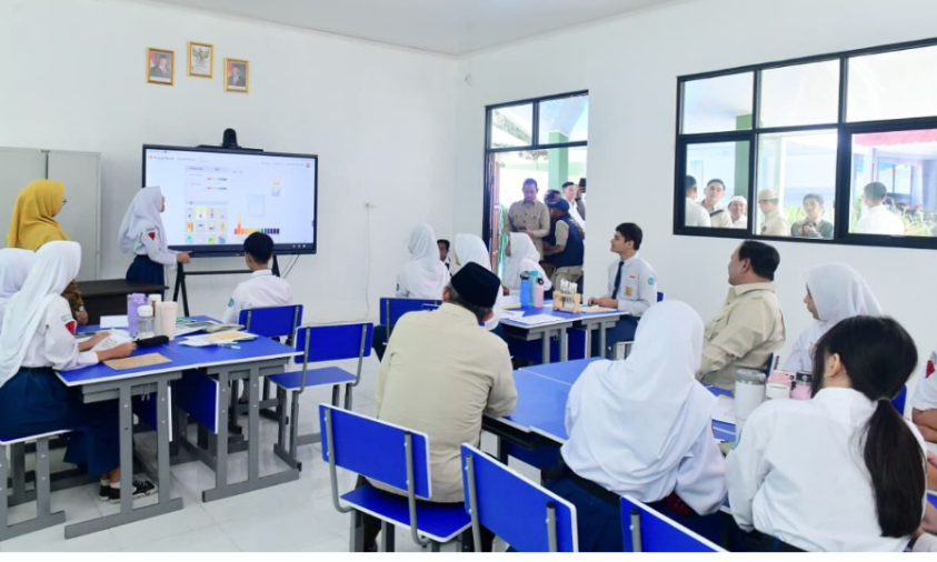 Presiden Prabowo Subianto meninjau pemanfaatan perangkat papan interaktif digital (PID) atau Interactive Flat Panel (IFP) dalam proses pembelajaran di SMPN 4 Kota Bekasi, pada Senin, 17 November 2025, saat acara peluncuran Program Digitalisasi Pembelajaran untuk Indonesia Cerdas. Foto: BPMI Setpres/Rusman