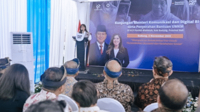 Menkomdigi Meutya Hafid saat memberikan sambutan serta penyerahan bantuan UMKM di KCP Pos Indonesia Blahkiuh, Bali, Minggu (02/11/2025). Foto: Ahmad Tri Hawaari/Komdigi