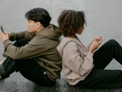 Gen Z di Era Digital: Karakteristik, Tantangan Informasi, dan Fondasi Berpikir Kritis