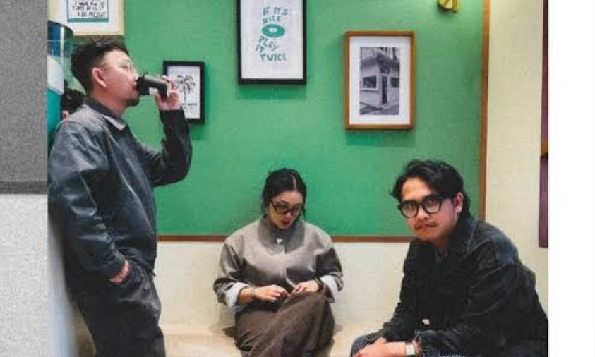 Album Angsa & Serigala