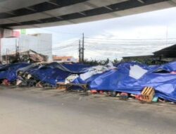 Kolong Flyover Ciputat Dipenuhi Sampah, Ditutup Terpal Biru