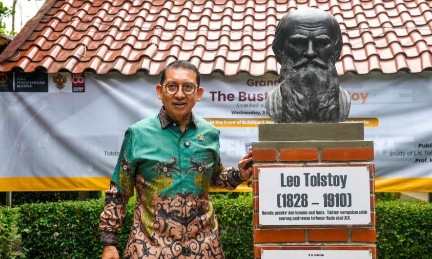 Patung Leo Tolstoy