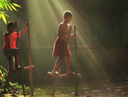 Mengenal dan Melestarikan Budaya Melalui Permainan Tradisional Egrang