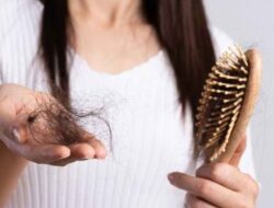 Berikut Kesalahan yang Sering Dilakukan Saat Sedang Mengatasi Rambut Rontok