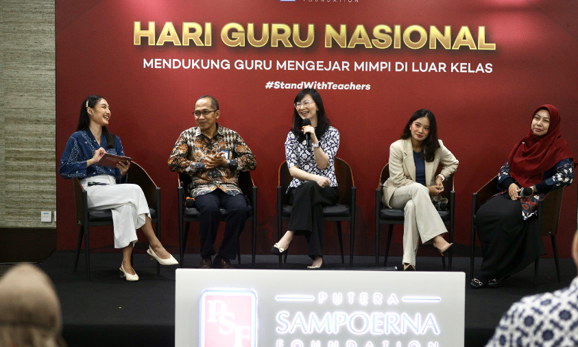 Putra Sampoerna Foundation gelar kampanye #StandWithGuru guna peringati Hari Guru pada Kamis (4/12) di Sampoerna Strategic Square.