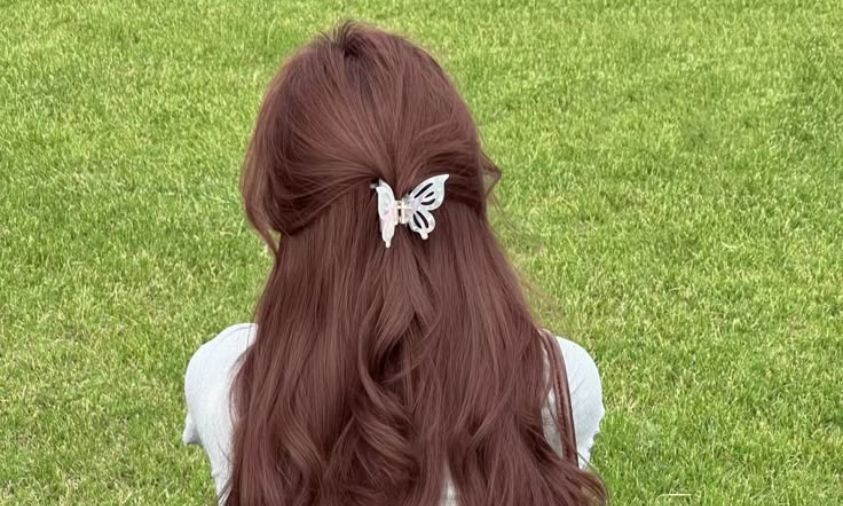 Warna rambut soft dengan nuansa earth tone