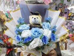 Menggantungkan Harapan pada Bunga: Kisah Pedagang Buket di Hari Wisuda