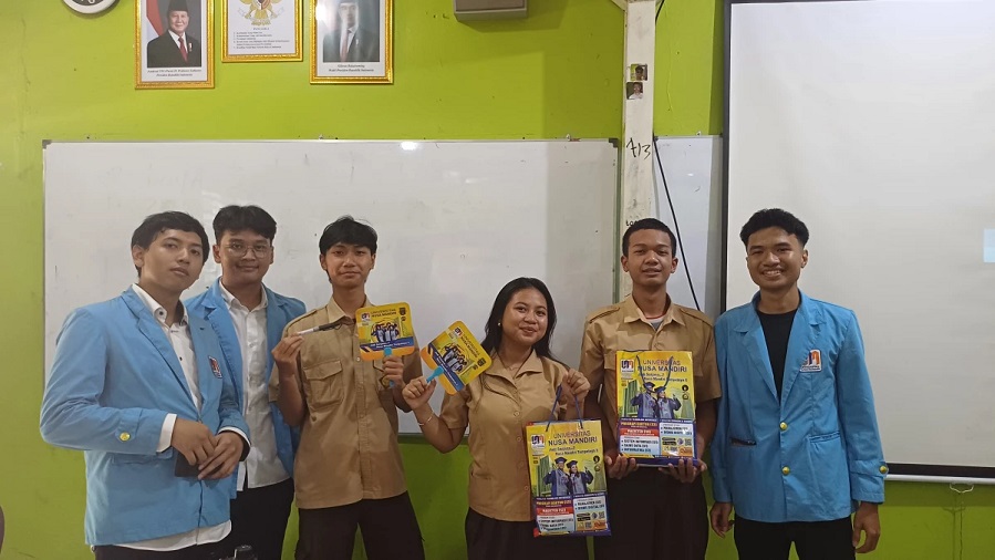 Mahasiswa Prodi Bisnis Digital UNM Latih Siswa SMA