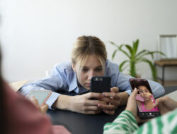 Paradoks Koneksi: Bagaimana Media Sosial Justru Dapat Memperburuk Kesehatan Mental Generasi Muda.