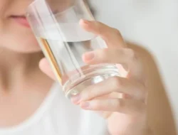 Waspada! Cara Minum Air Putih Ini Bisa Berbahaya bagi Kesehatan
