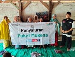 Dukung Ibadah Lansia Pelosok, BMH Salurkan Mukena di Pamekasan