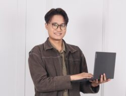 Jangan Cuma Kasih “Love” di Layar: Jadilah Otak di Balik Gila-gilaan Tren Live Shopping Global!