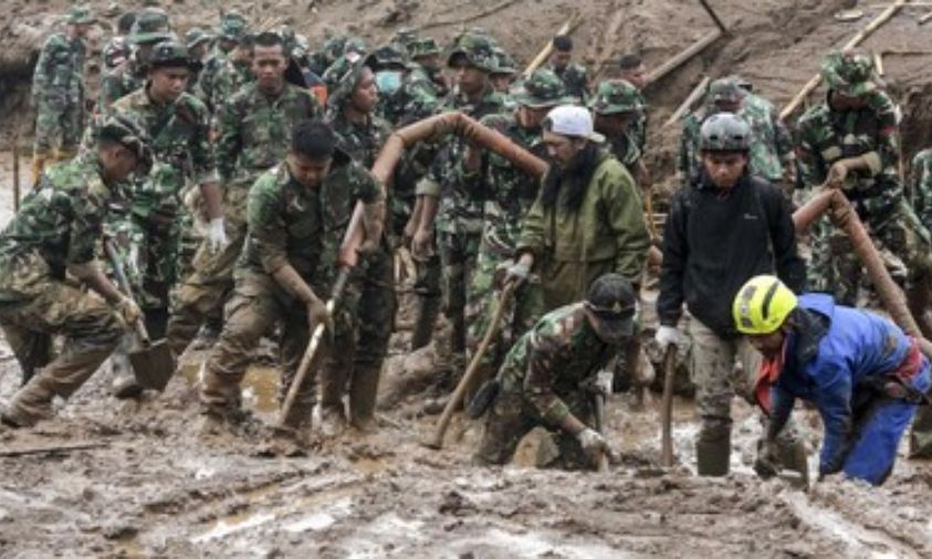 Prajurit Terkena Longsor Saat Latihan