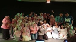 Foto seluruh tim produksi dan pemeran Teater Du La Palette Universitas Pamulang berpose di atas panggung setelah mementaskan drama 'Dokter Gadungan' pada acara DRAWATA ke-7