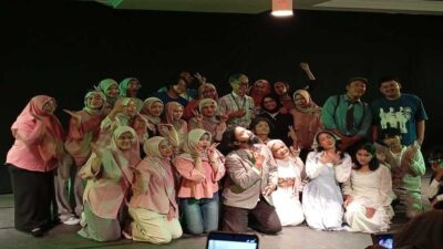 Foto seluruh tim produksi dan pemeran Teater Du La Palette Universitas Pamulang berpose di atas panggung setelah mementaskan drama 'Dokter Gadungan' pada acara DRAWATA ke-7