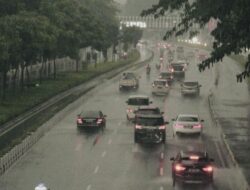 Di Bawah Langit Kelabu, Warga di Jakarta Diminta Waspada Cuaca