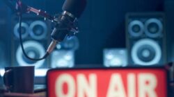 Radio Kini Tak Terlihat, Kisah Tena Bertahan sebagai Penyiar Radio di Era Digital