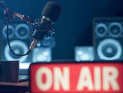 Radio Kini Tak Terlihat, Kisah Tena Bertahan sebagai Penyiar Radio di Era Digital