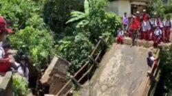 Sekolah Rasa Ninja Warrior: Potret Miris Bocah SD di Pandeglang yang Terpaksa ‘Jadi Spiderman’ di Atas Jembatan Runtuh