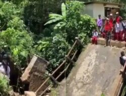 Sekolah Rasa Ninja Warrior: Potret Miris Bocah SD di Pandeglang yang Terpaksa ‘Jadi Spiderman’ di Atas Jembatan Runtuh