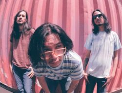 Di Tengah Dunia yang Riuh, Kelompok Penerbang Roket Ajak Kita Kabur Sejenak