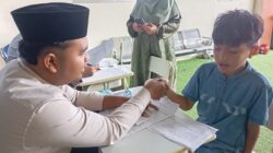 Siswa SD Prestasi Global-Depok   Tanamkan Karakter Peduli Lewat Praktik Zakat Fitrah