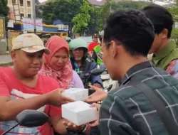 Saat Senja Menjadi Kesempatan Berbagi: Mahasiswa DEMA FDIKOM UIN Jakarta Sebar 200 Takjil di Ciputat