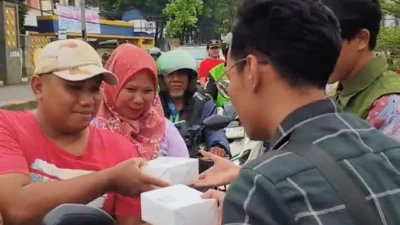Saat Senja Menjadi Kesempatan Berbagi: Mahasiswa DEMA FDIKOM UIN Jakarta Sebar 200 Takjil di Ciputat