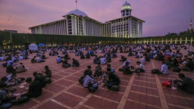 Menanti Lailatul Qadar, Ratusan Jamaah Jalani Itikaf di Masjid Istiqlal