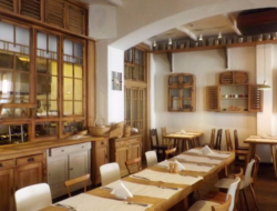 Restoran Lacrimi si Sfinti: Pengalaman Kuliner Unik dengan Sentuhan Tradisional di Jantung Bucharest