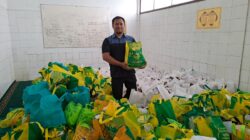 SMP dan SMA Bina Insani-Bogor  Serahkan Baksos kepada Warga di Lingkungan Sekolah