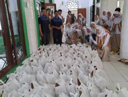 Persiapan Baksos, OSIS SMP Bina Insani Bantu Kemas Paket  Sembako