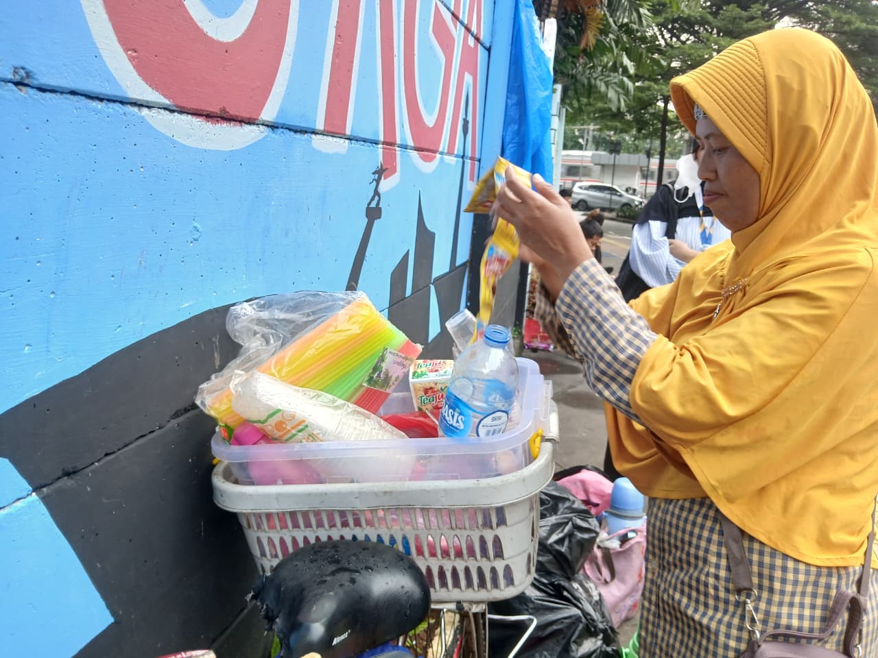 Demi 3 Anak, Ibu Jamilah Bertahan Hidup di Jalanan