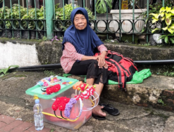 Jemari yang Tak Pernah Lelah: Kisah Nenek Bando Menenun Asa