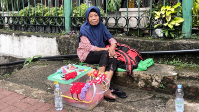 Nenek penjual bando