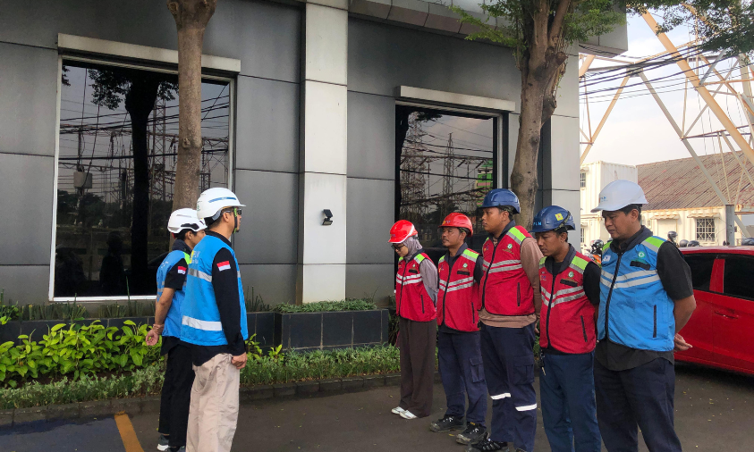 Jaga Keandalan Jaringan, PLN Icon Plus Rapikan Kabel di Cikande