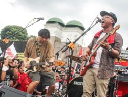 Efek Rumah Kaca Tampil di Aksi May Day 2026, Buruh Nyanyi di Depan DPR