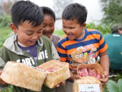 Menguatkan Ukhuwah, LAZNAS BMH Distribusikan Qurban untuk Warga di Lereng Semeru