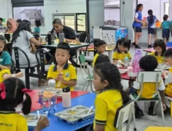 Makan Siang Bersama Jadi Pelajaran Berharga Siswa Sekola Prestasi Global di Acmar School