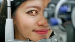 Katarak Biasa vs Laser Catalys: Pahami Penyebab Katarak dan Solusi Operasi Terbaik