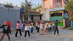 Hidupkan Kembali Senam Rutin Desa, Kelompok 13 “Aksara Bhakti” KKL IIQ Jakarta Berbaur dengan Warga RT 03 Dusun 1