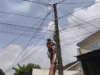 PLN Icon Plus Rapikan Kabel Fiber Optik di Jalan Raya Bogor