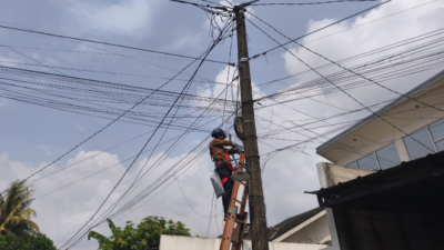 PLN Icon Plus Rapikan Kabel Fiber Optik di Jalan Raya Bogor