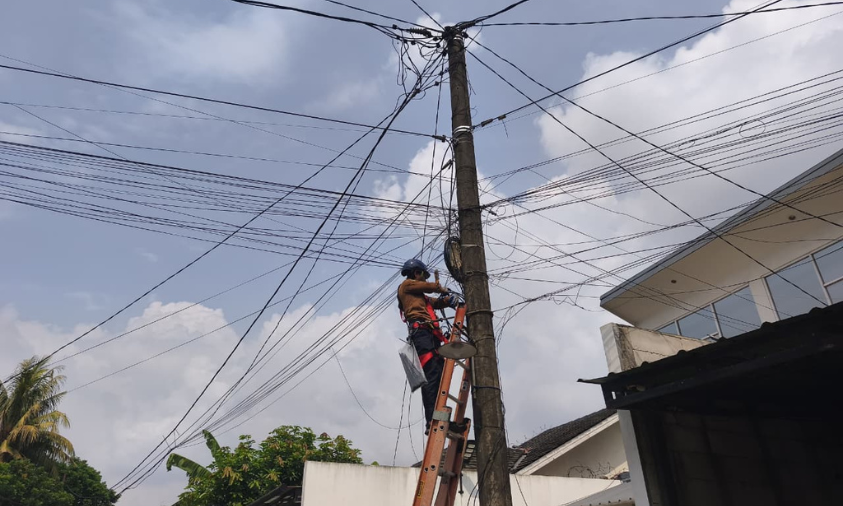 PLN Icon Plus Rapikan Kabel Fiber Optik di Jalan Raya Bogor