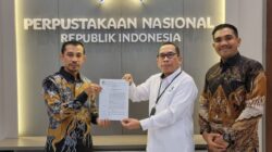 Ketua Umum PP IPI Serahkan SK Kepengurusan Ikatan Pustakawan Indonesia Aceh